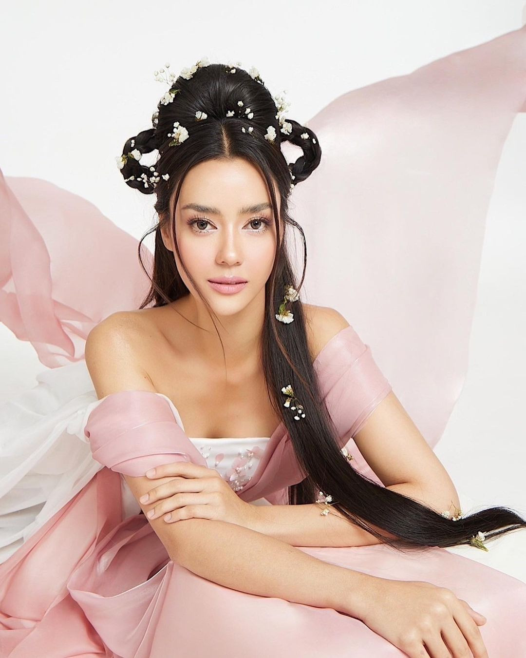 Amanda sinh năm 1993, cao 1,7 m, có vẻ đẹp lai ngọt ngào. Cô có mẹ là người Thái gốc Hoa và cha là người Canada gốc Hà Lan. Người đẹp tốt nghiệp ngành Quản trị kinh doanh tại đại học ở Canada với thành tích xuất sắc.