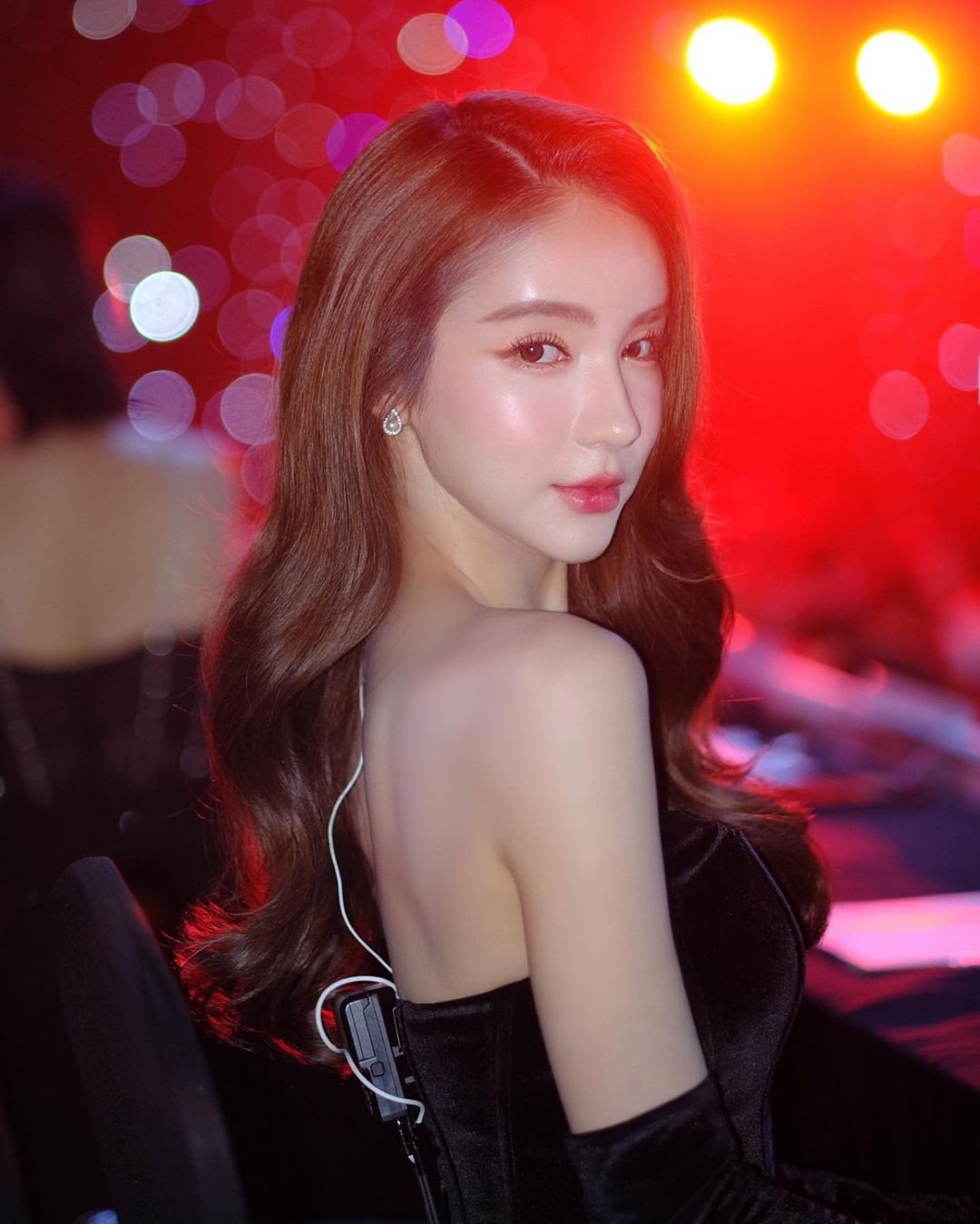 Tại sự kiện, Yoshi Rinrada Thurapan diện bộ váy đen cúp ngực khoe vai trần thon thả, quyến rũ cùng làn da trắng mịn. Sau 6 năm đăng quang, nhan sắc của Yoshi Rinrada Thurapan được đánh giá là không có nhiều thay đổi.