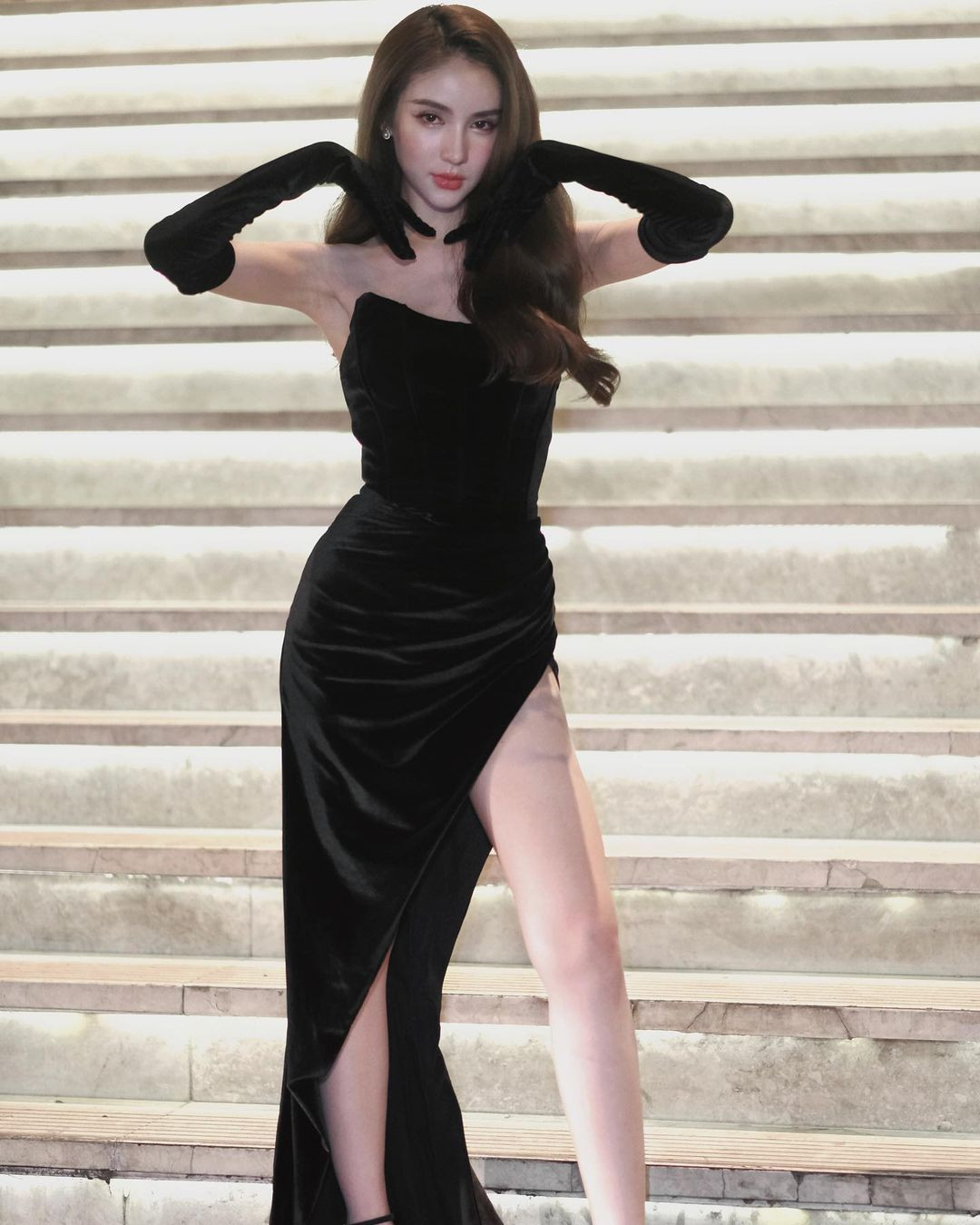 Trong khi đó, Hoa hậu chuyển giới Thái Lan 2017 Yoshi Rinrada Thurapan từng nhiều lần tới Việt Nam.