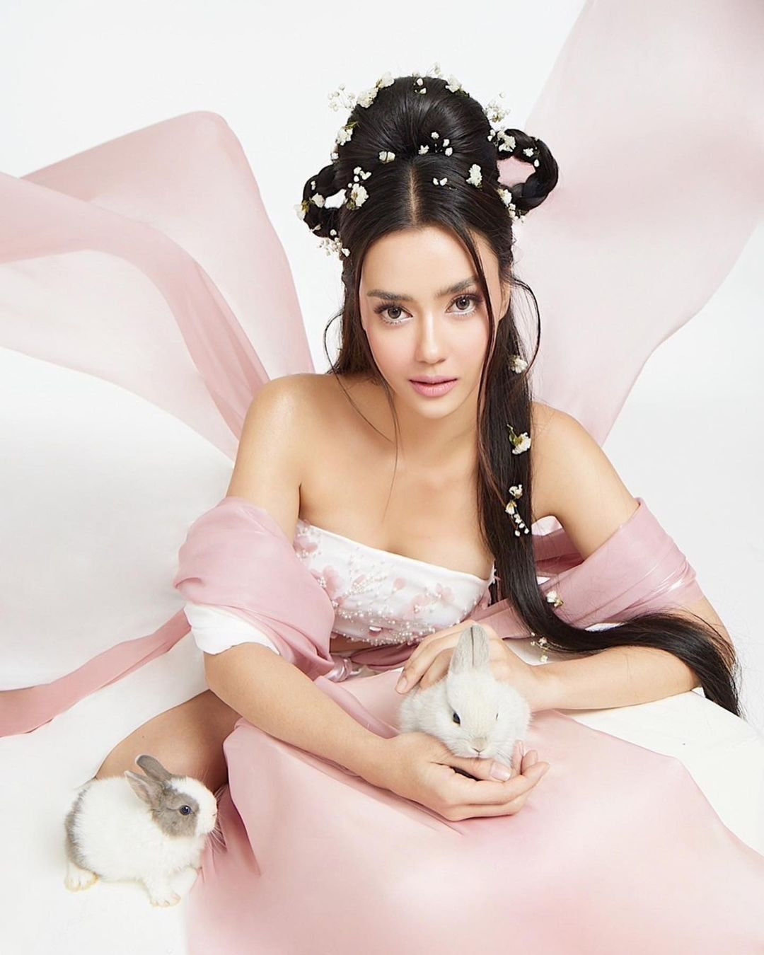 Amanda sinh năm 1993, cao 1,7 m, có vẻ đẹp lai ngọt ngào. Cô có mẹ là người Thái gốc Hoa và cha là người Canada gốc Hà Lan. Người đẹp tốt nghiệp ngành Quản trị kinh doanh tại đại học ở Canada với thành tích xuất sắc.