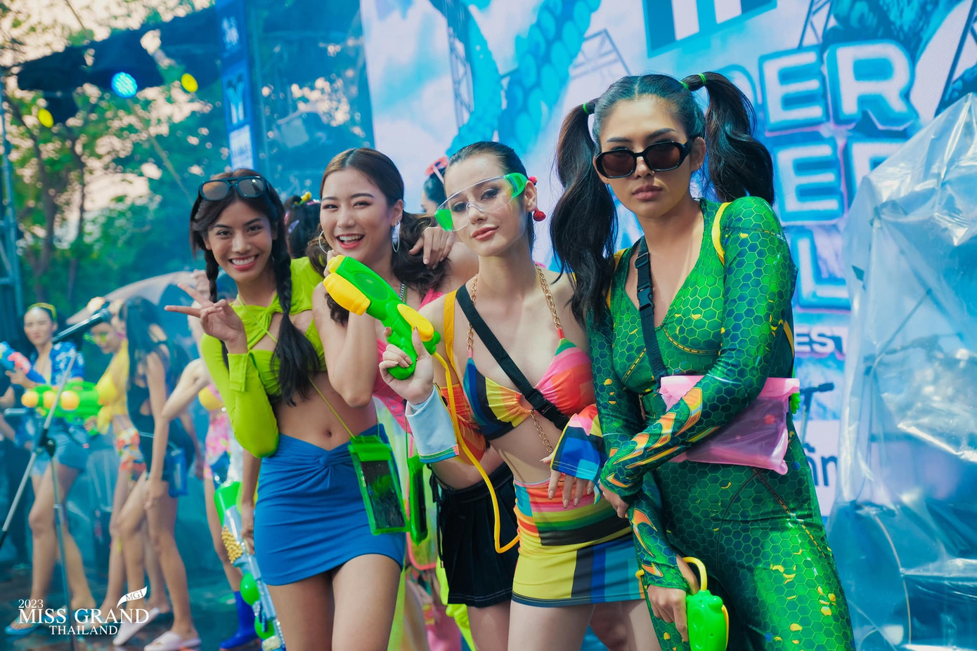 Ông Nawat bị chỉ trích lợi dụng các người đẹp để livestream bán hàng.