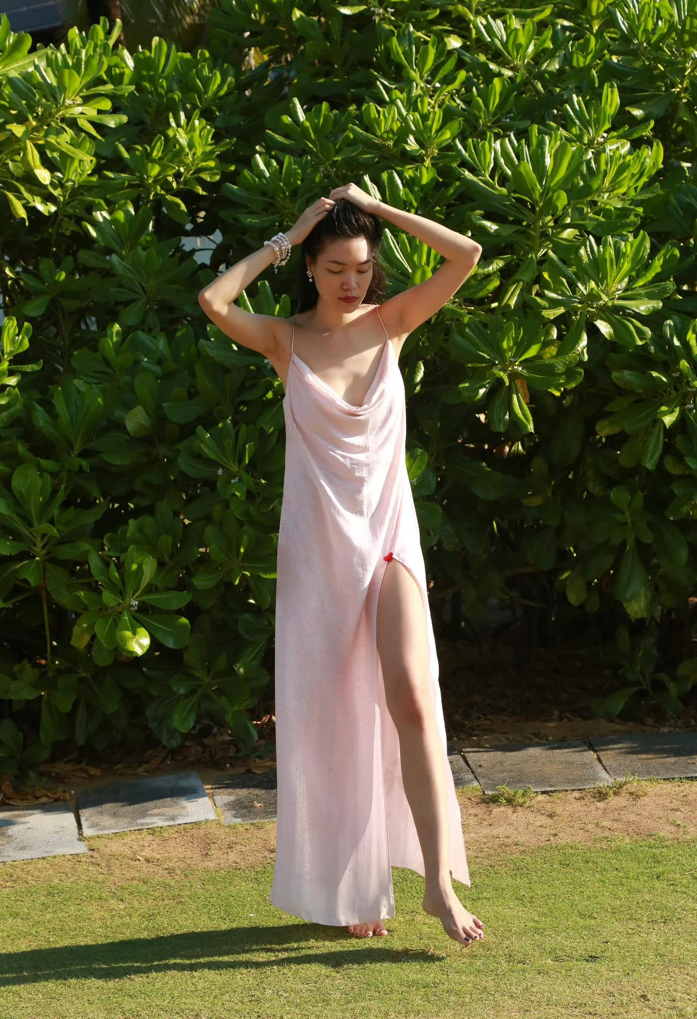 Nhân dịp về nước, Thùy Dung tranh thủ thời gian rảnh để nghỉ dưỡng ở Phú Quốc. Cô mặc bộ váy lụa, khoe sắc vóc trên biển.