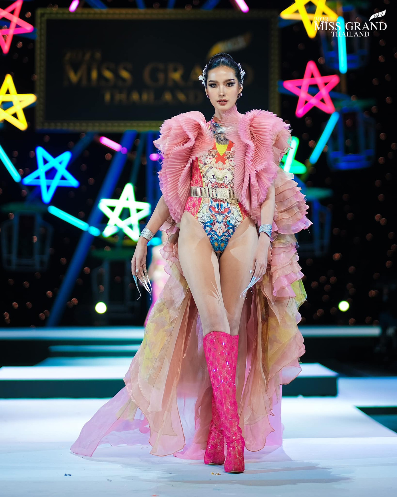 Cuộc thi Hoa hậu Hòa bình Thái Lan với sự tham gia của 77 thí sinh đang là cuộc thi sắc đẹp gây chú ý nhất Thái Lan. Cuộc thi có lượng fan đông đảo qua nhiều năm tổ chức nhưng cũng có không ít ý kiến chỉ trích vì những lùm xùm trong cách điều hành của ông Nawat - chủ tịch cuộc thi.