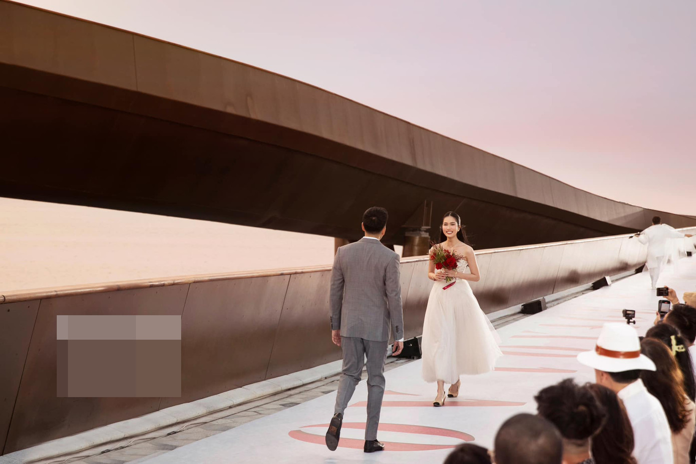 Hình ảnh bạn trai doanh nhân của Phương Anh nhận được sự chú ý của cộng đồng mạng. Phương Anh chia sẻ bạn trai cô là doanh nhân Đức Hồ, sinh năm 1994, hiện học tiến sĩ ở Anh. Cả hai đã quen và yêu nhau hơn một năm trước khi quyết định kết hôn. Vốn là người đẹp học thức nên chuyện tình của cặp đôi được khán giả khen là xứng đôi, vừa lứa vì cả hai đều xuất thân từ gia đình tri thức, nền nếp.