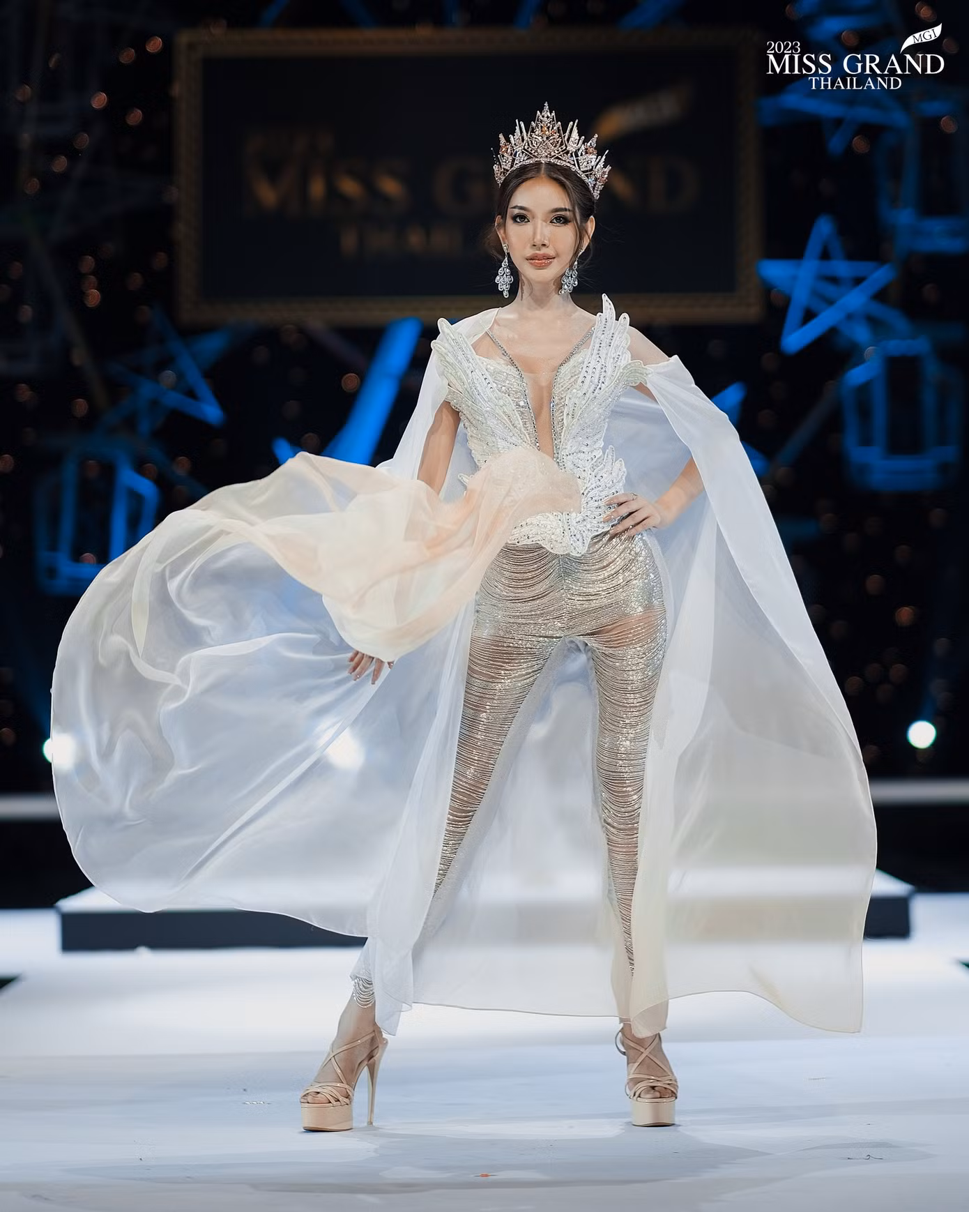 Hầu hết thí sinh đều lựa chọn các thiết kế xuyên thấu, cắt xẻ mạnh tay để trình diễn trên sân khấu.