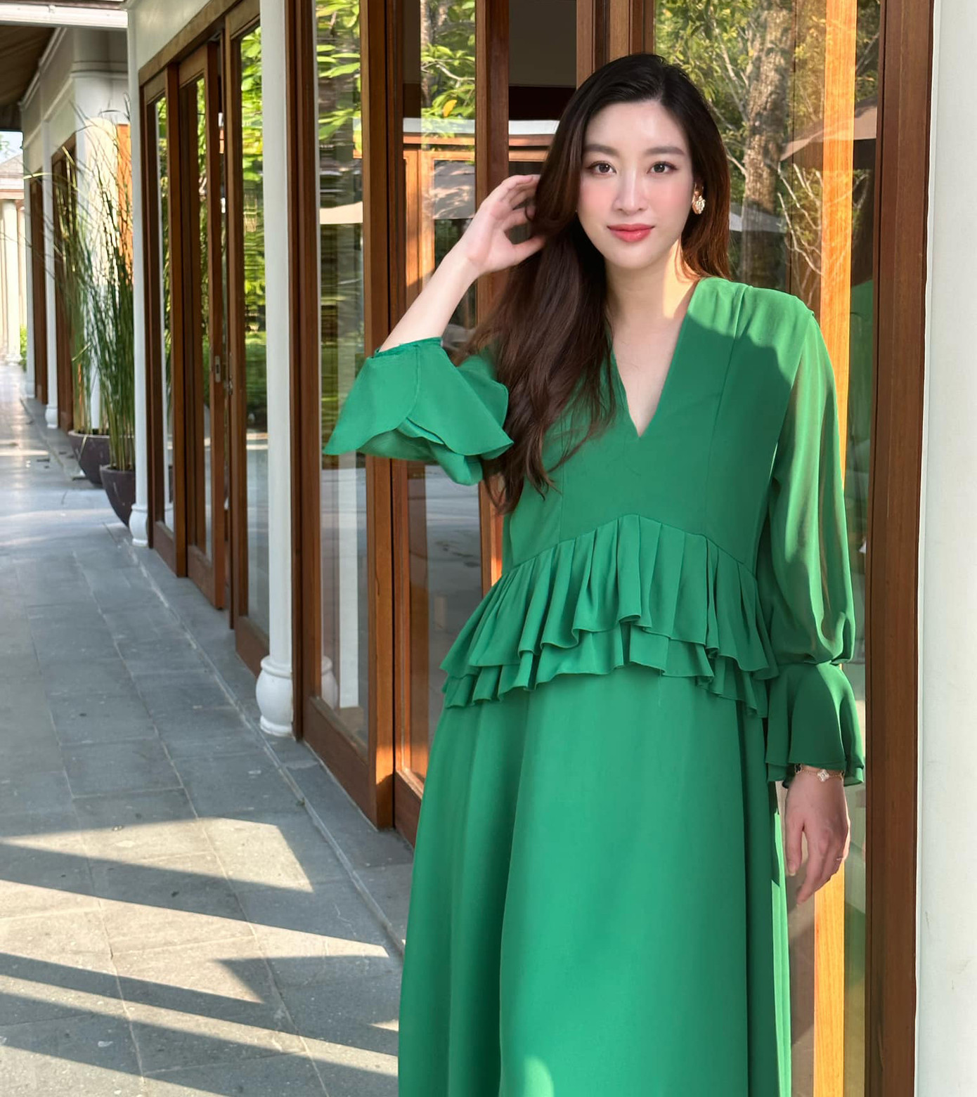 Người đẹp hóm hỉnh cho biết chồng chủ tịch chính là người chụp những bức ảnh này cho cô. Đỗ Mỹ Linh viết: "Sau quãng thời gian vất vả khổ luyện thì chồng cũng tốt nghiệp được khóa chụp hình cho vợ".