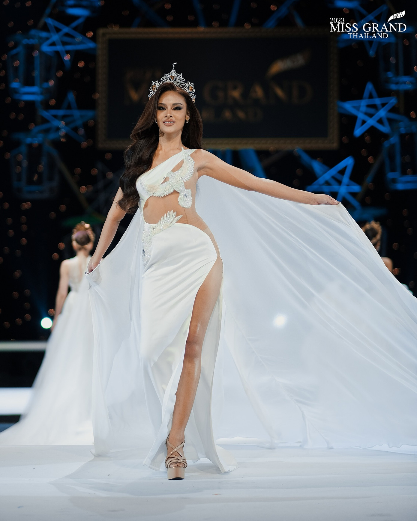 Trong khuôn khổ cuộc thi Hoa hậu Hòa bình Thái Lan 2023, ban tổ chức thực hiện nhiều hoạt động trình diễn, thu hút sự chú ý của khán giả. Trong sự kiện họp báo ra mắt cuộc thi, 77 thí sinh có nhiều màn trình diễn thời trang ấn tượng. Dàn người đẹp khoe sắc vóc gợi cảm khi trình diễn váy dạ hội trắng cắt xẻ táo bạo.