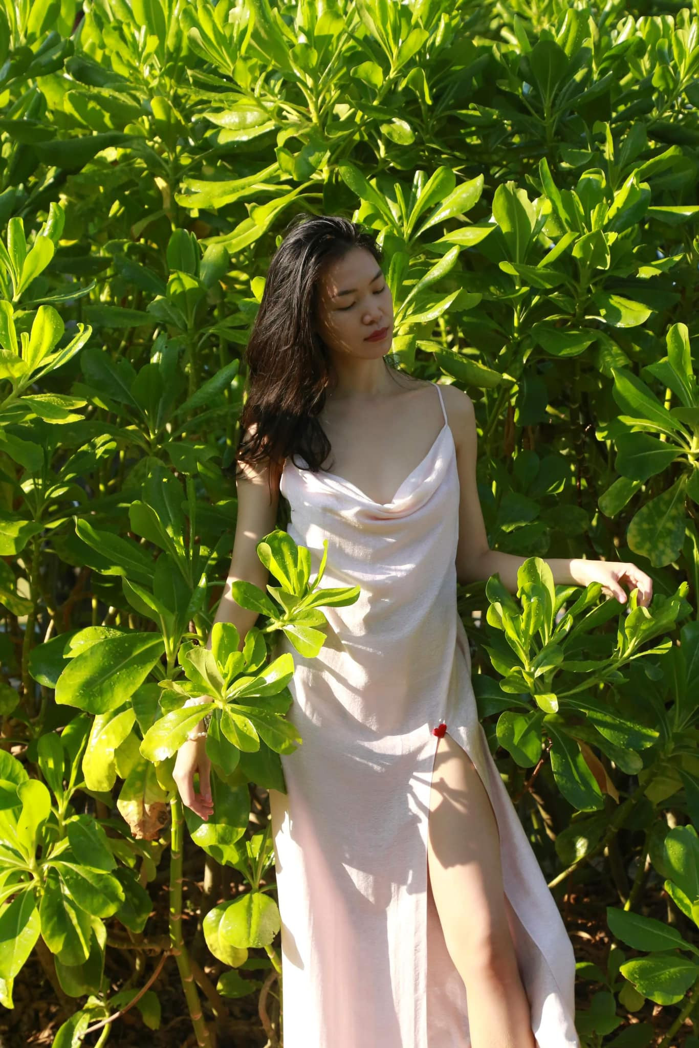 Nhân dịp về nước, Thùy Dung tranh thủ thời gian rảnh để nghỉ dưỡng ở Phú Quốc. Cô mặc bộ váy lụa, khoe sắc vóc trên biển.