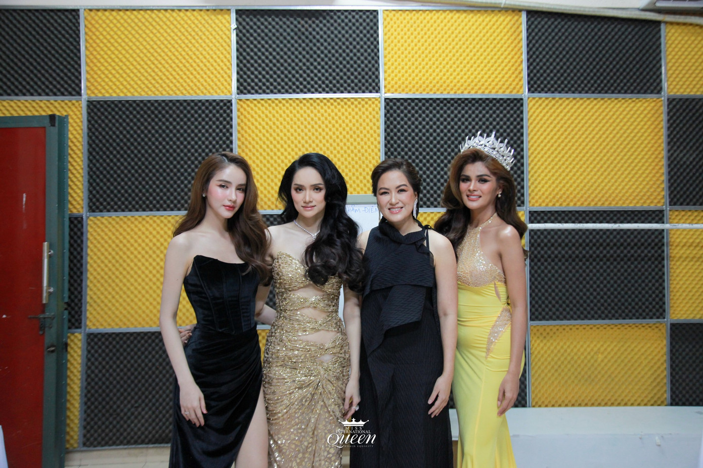 Tối 8/4, Hoa hậu Chuyển giới Thái Lan 2017 Yoshi Rinrada Thurapan và đương kim Hoa hậu chuyển giới Quốc tế - Fuschia Anne Ravena góp mặt trong đêm chung kết một cuộc thi sắc đẹp tổ chức tại TPHCM. Đi cùng hai người đẹp là bà Alisa Phanthusak - Chủ tịch tổ chức Miss International Queen.
