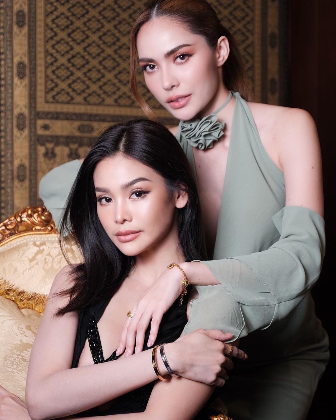 Engfa Wahara là người đồng tính công khai nên thị phi liên tục bủa vây xung quanh câu chuyện giới tính của cô. Ngay từ khi tham gia cuộc thi Hoa hậu Hòa bình Thái Lan 2022, Engfa đã bị đồn có tình cảm với người đẹp Charlotte Austin (Á hậu 5). Hai người chưa từng lên tiếng phủ nhận nhưng luôn xuất hiện thân mật, tình tứ trong các sự kiện. Gần đây, Engfa và Charlotte còn có cảnh hôn nhau trên phim khiến fan càng tò mò về chuyện tình cảm của họ.