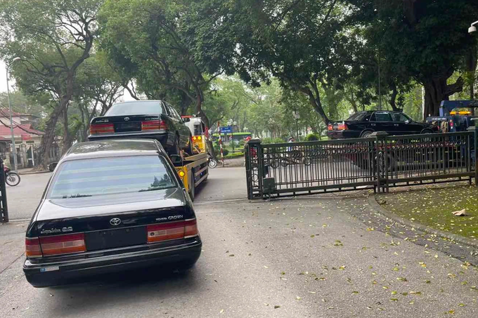 3 xe Toyota Crown 3.0 rời Hà Nội về Bắc Ninh (Ảnh: Đ.G).