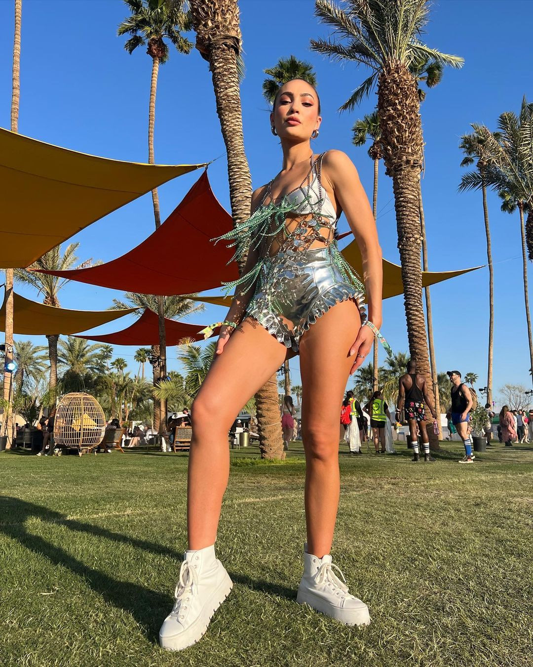 Tuy không có chiều cao nổi trội, R'Bonney Gabriel được đánh giá cao ở cách phối đồ thông minh. Những trang phục do cô tự thiết kế giúp người đẹp che các khuyết điểm và tôn lên vẻ đẹp riêng có.