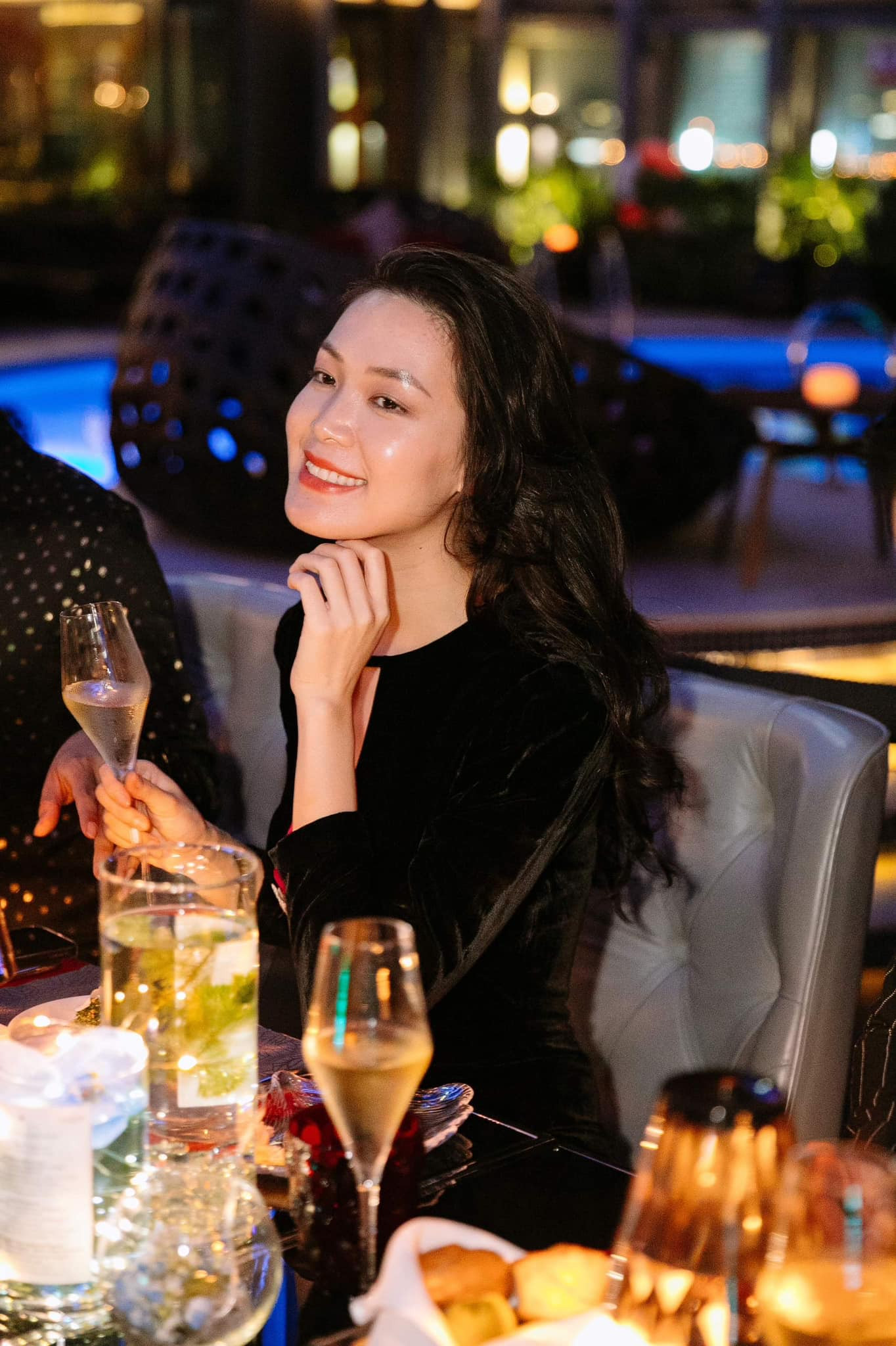 Bên cạnh việc nghỉ ngơi ở quê nhà Đà Nẵng, cô cũng thường xuyên vào TPHCM để làm việc và gặp gỡ bạn bè, tham dự các sự kiện. Người đẹp chia sẻ cô thích kinh doanh làm đẹp và dự định mở thương hiệu dưỡng da để giúp mọi phụ nữ đều trẻ, đẹp, yêu đời và hạnh phúc.