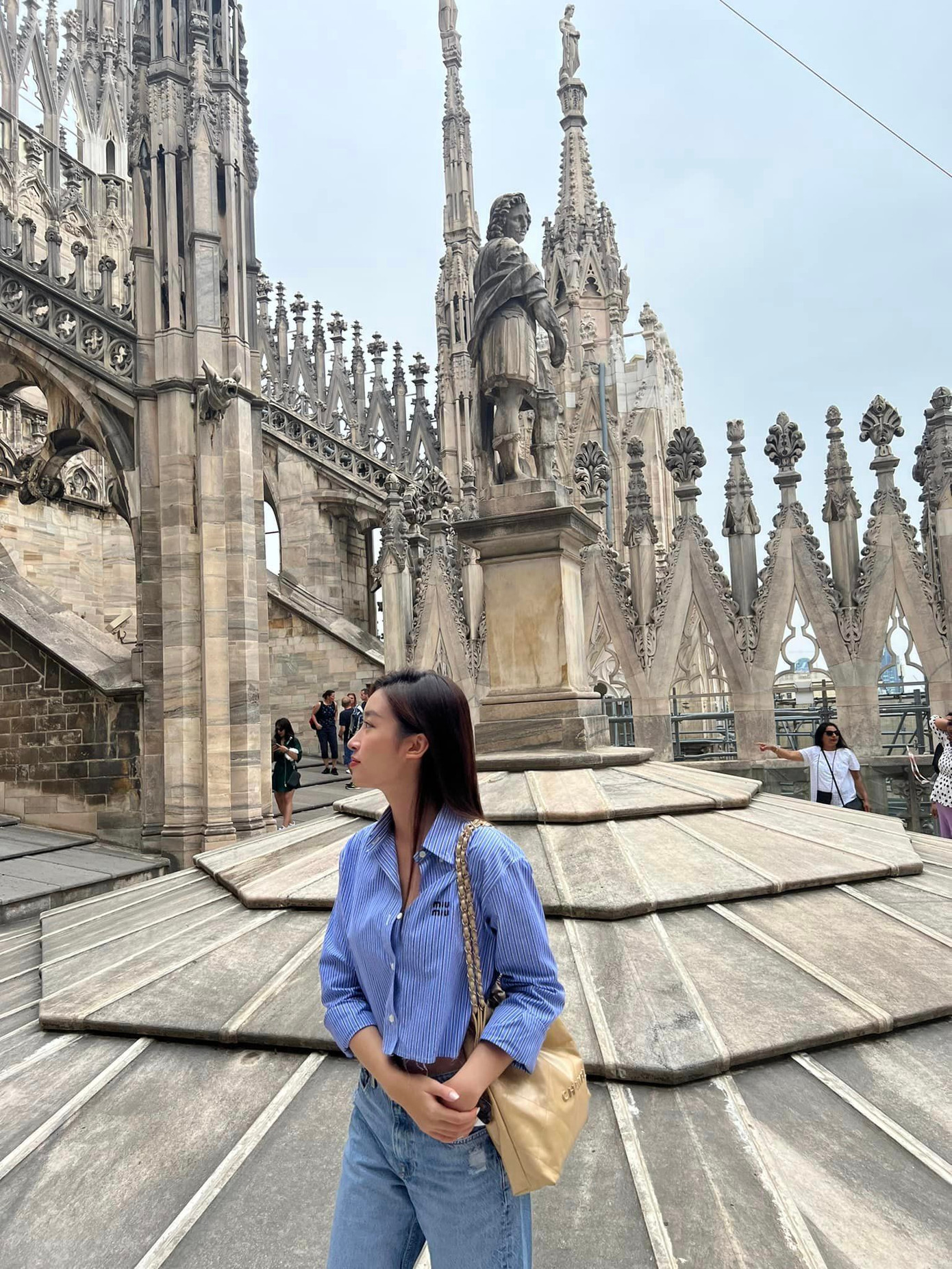 Khi tham gia chương trình Bước ngoặt cuộc đời hồi tháng 2, Đỗ Mỹ Linh cho biết cô thay đổi nhiều sau khi kết hôn, không còn tham gia hoạt động showbiz. "Từ khi lập gia đình, tôi phải tự lập hơn, không thể vô tư, thích gì làm nấy như độc thân. Tôi phải tính toán, suy nghĩ để gia đình nhỏ hạnh phúc, êm ấm", Hoa hậu Việt Nam 2016 bày tỏ.