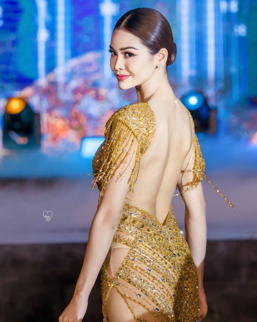 Hồi tháng 9/2022, tờ Thairath đưa tin Engfa Wahara tự ý bỏ việc tập luyện cho cuộc thi Miss Grand International 2022 để du lịch cùng bạn bè tại Singapore trong hai ngày. Sau đó, Engfa Waraha thừa nhận có lỗi khi "biến mất" 2 ngày mà không thông báo lại với ông Nawat cũng như ban tổ chức khiến ông Nawat bị các fan chỉ trích. Ngay sau đó, chủ tịch cuộc thi Miss Grand Thailand đã ra lệnh "thiết quân luật" với Engfa Waraha. "Kể cả fan của Engfa Waraha muốn liên lạc với cô ấy cũng phải thông qua ban tổ chức" - ông Nawat nói.