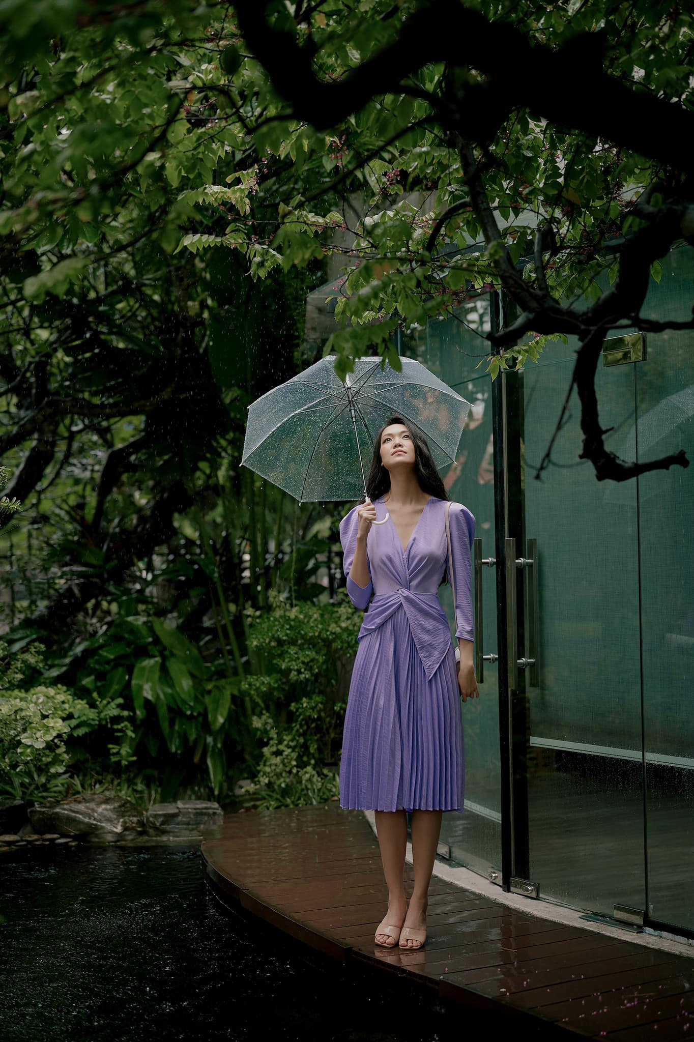 Thùy Dung cho biết cô nhớ bạn bè và các hoạt động nghệ thuật nên hay về Việt Nam để chụp ảnh và tham gia các show diễn thời trang. Người đẹp hé lộ cô vẫn được nhiều nhà thiết kế mời làm vedette trình diễn các bộ sưu tập của họ.