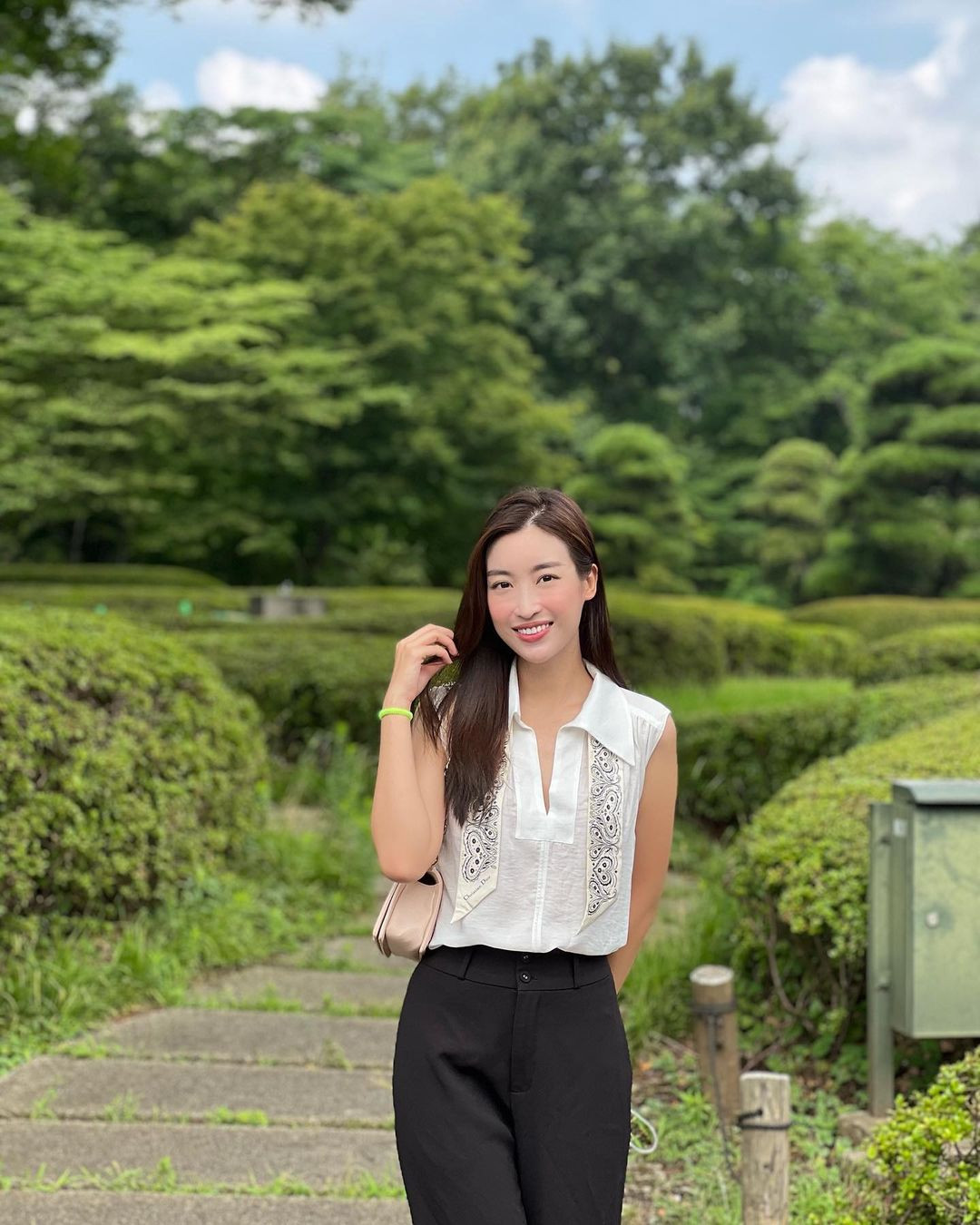 "Tôi đã có thanh xuân rực rỡ, làm được nhiều việc và có cơ hội đi nhiều nơi. Tôi nghĩ như vậy đã đủ. Khi gặp được người đàn ông hội tụ mọi yếu tố mình tìm kiếm, tôi muốn có gia đình nhỏ với người đó", hoa hậu giãi bày.