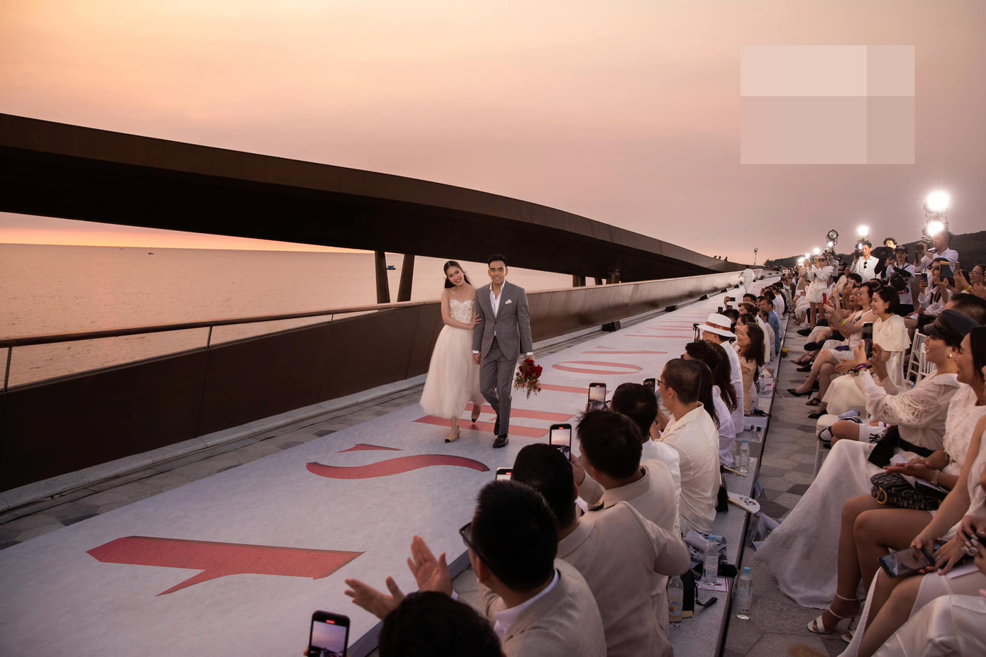 Phương Anh cho biết cô không cảm thấy bất ngờ vì cả hai đã bàn bạc với nhau trước về kế hoạch cầu hôn, tuy nhiên vẫn không giấu nổi niềm hạnh phúc, xúc động. Dưới ánh hoàng hôn lãng mạn của Phú Quốc, Phương Anh hạnh phúc khi được bạn trai doanh nhân ngỏ lời kết hôn. Sau màn cầu hôn, cả hai bước xuống sân khấu trong những tràng pháo tay chúc phúc.