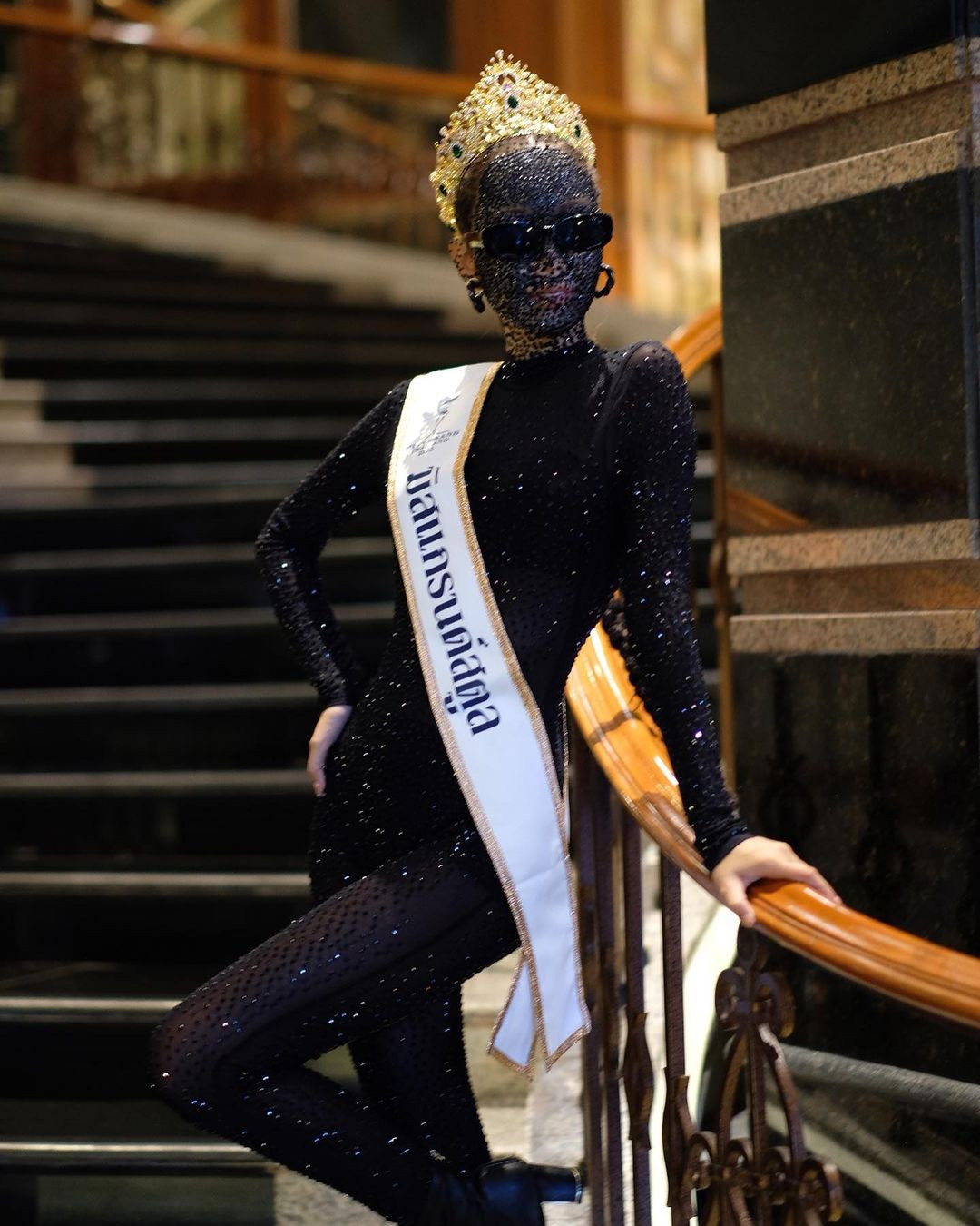 Sốc nhất cuộc thi năm nay có lẽ là trang phục của người đẹp đại diện tỉnh Satun khi cô xuất hiện trong bộ jumpsuit màu đen, đính đá kín mít trên gương mặt và khắp cơ thể. Hình ảnh gợi nhớ tới vẻ ngoài của nữ ca sĩ Doja Cat khi cô đính đá khắp người để dự show thời trang ở Pháp hôm 23/1.