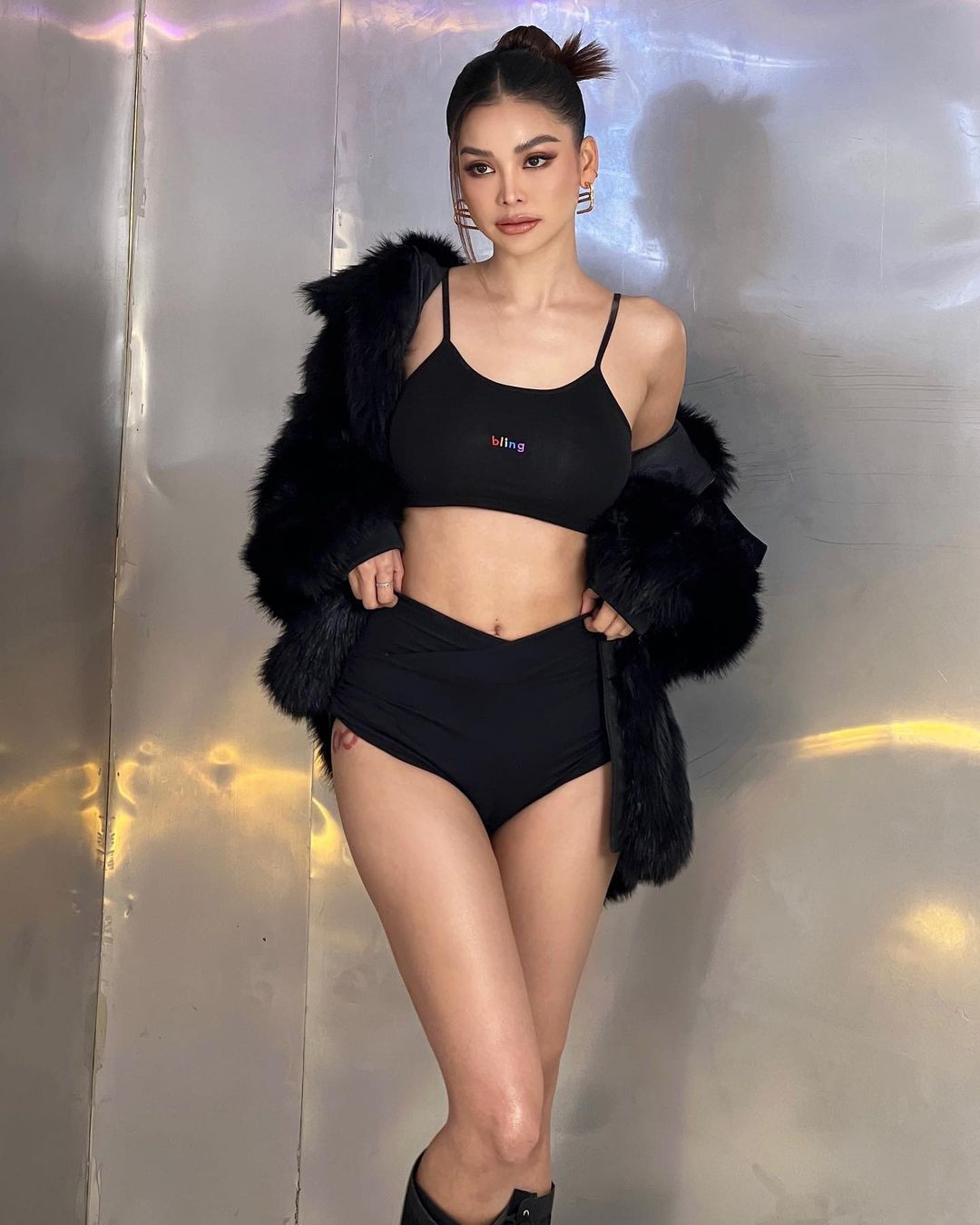 Đăng quang Hoa hậu Hòa bình Thái Lan, Engfa gặp nhiều tin đồn về phẫu thuật thẩm mỹ. Công ty cũ của cô từng chia sẻ đã chi tiền để người đẹp đi thẩm mỹ trước khi thi hoa hậu. Engfa cũng vướng vào kiện tụng với công ty cũ. Sangrawee Entertainment đã kiện Engfa Wahara ra tòa và đòi bồi thường 1,2 tỷ baht (khoảng 33,1 triệu USD).