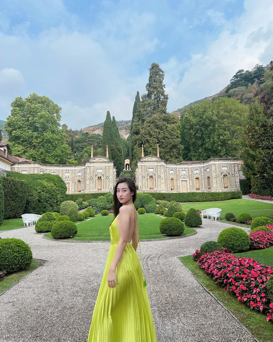 Trước khi cưới, Đỗ Mỹ Linh và chồng chịu khó du lịch nước ngoài. Họ cùng sang Italia để chụp ảnh cưới. Người đẹp thường xuyên chia sẻ những hình ảnh mà chồng chụp cô.