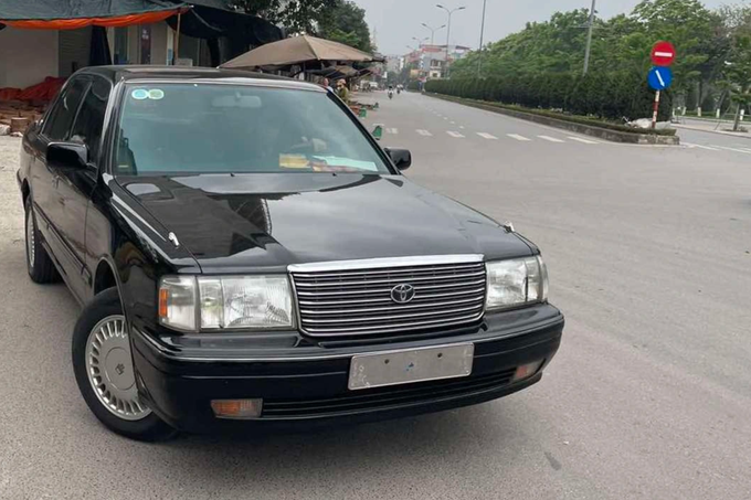 Toyota Crown được những người chơi xe gọi là "xe bộ trưởng" (Ảnh: Đ.G).