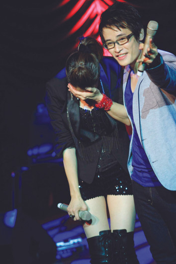 Khoảnh khắc xúc động của Thu Phương trên sân khấu Hà Nội. Ảnh: N.M.Hà