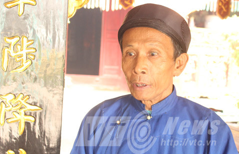 Ông Hồ Xuân Đức, người trông coi, hương khói đền Giang Xá