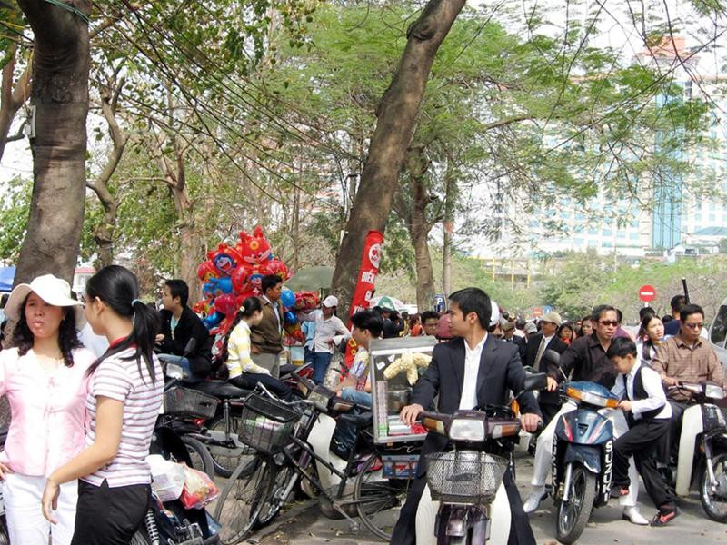 Ùn tắc giao thông trước cửa đền Trấn Quốc