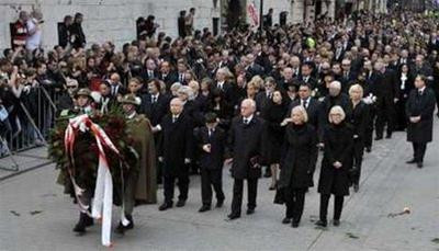 Linh cữu vợ chồng Tổng thống Kaczynski được đưa từ Wrasaw tới Krakow bằng máy bay quân sự. Trước đó, linh cữu cố Tổng thống Kaczynski cũng đã được đưa tới những nơi gắn bó với cuộc đời ông ở Thủ đô Warsaw, trong đó có Tòa thị chính Warsaw. (AP) Hàng trăm nghìn người dân vẫy cờ, hoa và cầu nguyện tại Krakow để vĩnh biệt vợ chồng cố Tổng thống Lech Kaczynski (Reuters,AP) Trong buổi lễ Misa, Tổng giám mục Krakow Stanislaw bày tỏ hy vọng sự sát cánh sau thảm họa rơi máy bay sẽ củng cố quan hệ Nga-Ba Lan (AP) Sau lễ Misa, xe pháo rước linh cữu vợ chồng cố Tổng thống Kaczynski qua thành phố và tới thánh đường Wawel (Reuters,AP) Quân đội Ba Lan tham gia tang lễ cố Tổng thống (Reuters) Ông Jaroslaw Kaczynski, người anh em song sinh- và gia đình con gái Marta của cố Tổng thống Kaczynski trong tang lễ ( Reuters) Lãnh đạo, quan chức, bè bạn và người thân từ nhiều quốc gia tới dự tang lễ vợ chồng cố Tổng thống Kaczynski, trong đó có Tổng thống các nước Nga, Đức, Ucraina, Litva, Séc và Chủ tịch Nghị viện Châu Âu. Tuy nhiên, sự cố núi lửa phun tro bụi ở Iceland đã khiến nhiều nguyên thủ không thể tới dự tang lễ, gồm Tổng thống Mỹ Barack Obama, Thái tử Anh Charles, Tổng thống Pháp Nicolas Sarkozy, Thủ tướng Đức Angela Merkel… (AP,Reuters) Mộ phần của vợ chồng cố Tổng thống Kaczynski được đặt tại Wawel, nơi an nghỉ của các nhà vua và các vị anh hùng dân tộc Ba Lan (AP)