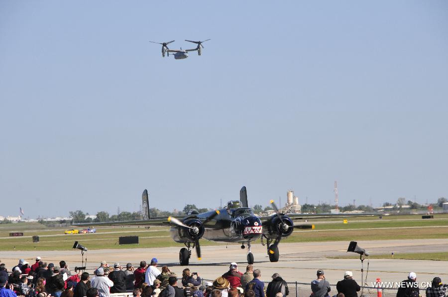 Màn biểu diễn của trực thăng MV-22 Osprey trên cao. Màn biểu diễn của trực thăng MV-22 Osprey trên cao