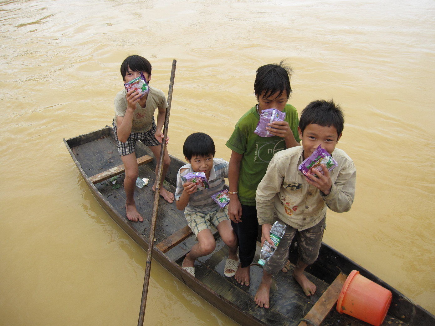Niềm vui của những đứa trẻ vùng lũ sau nhiều ngày nhịn đói