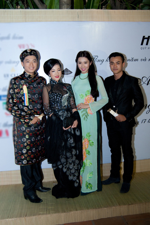 Thúy Nga lộng lẫy với áo dài thêu con công ảnh 8