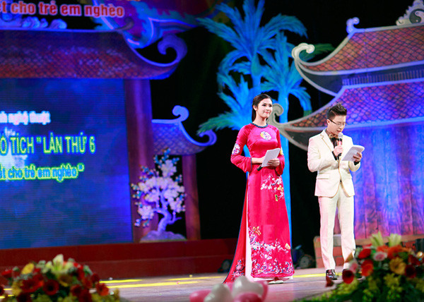 Hoa hậu Ngọc Hân duyên dáng với áo dài ảnh 7