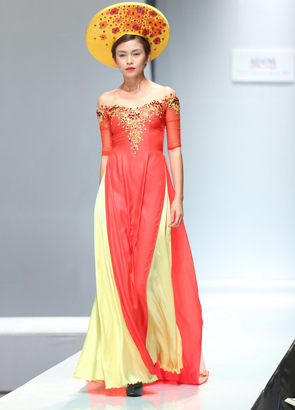 Hoàng Thùy diện áo dài cưới 'nghinh xuân' ảnh 5