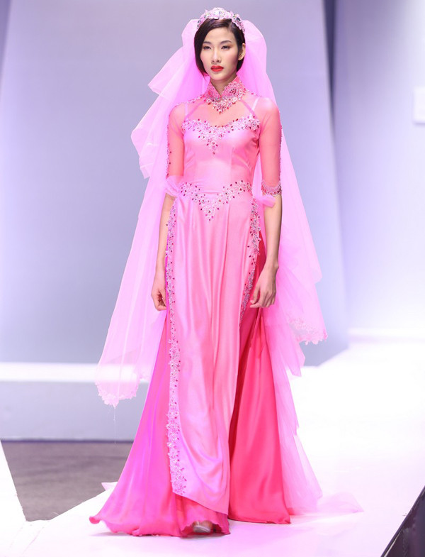 Hoàng Thùy diện áo dài cưới 'nghinh xuân' ảnh 1