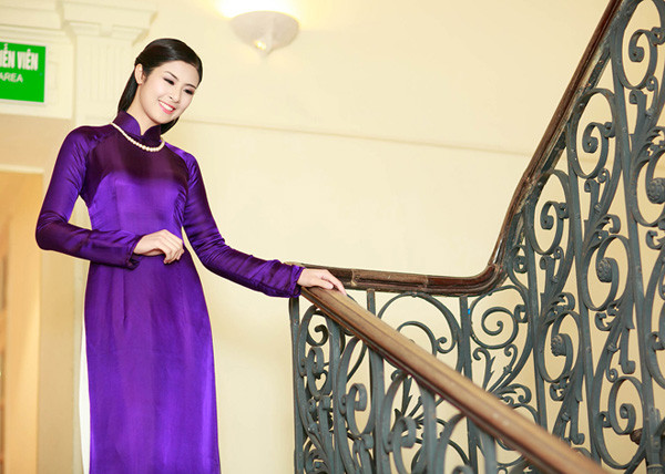 Hoa hậu Ngọc Hân duyên dáng với áo dài ảnh 2