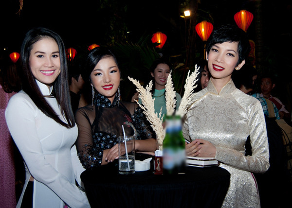 Thúy Nga lộng lẫy với áo dài thêu con công ảnh 9