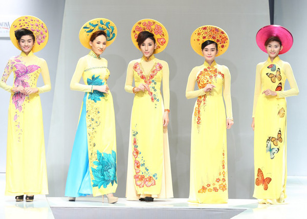 Hoàng Thùy diện áo dài cưới 'nghinh xuân' ảnh 9