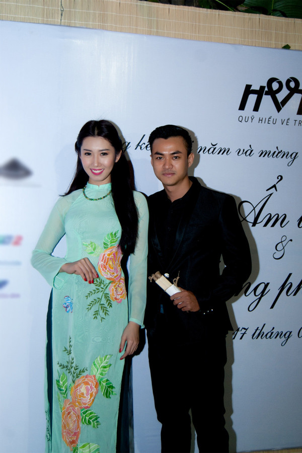 Thúy Nga lộng lẫy với áo dài thêu con công ảnh 6