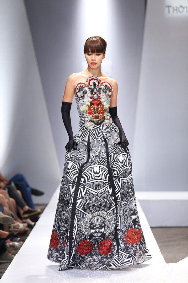 Hà Anh mặc váy họa tiết 'mặt tuồng' độc đáo ảnh 5