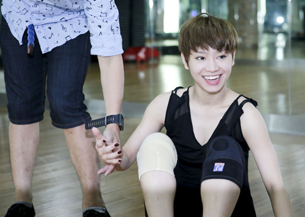 Trà My Idol băng bó đầu gối tập nhảy ảnh 8