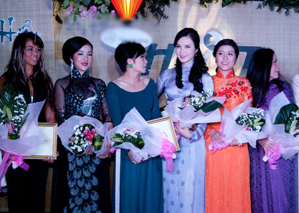 Thúy Nga lộng lẫy với áo dài thêu con công ảnh 10