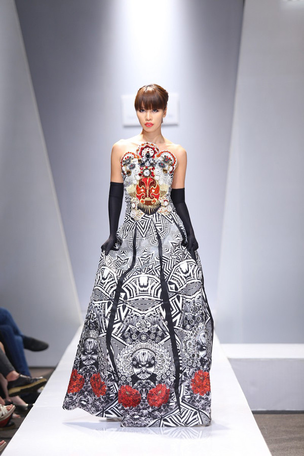 Hà Anh mặc váy họa tiết 'mặt tuồng' độc đáo ảnh 2