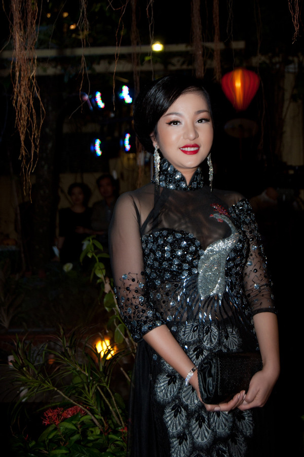 Thúy Nga lộng lẫy với áo dài thêu con công ảnh 3