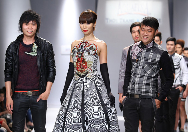 Hà Anh mặc váy họa tiết 'mặt tuồng' độc đáo ảnh 10