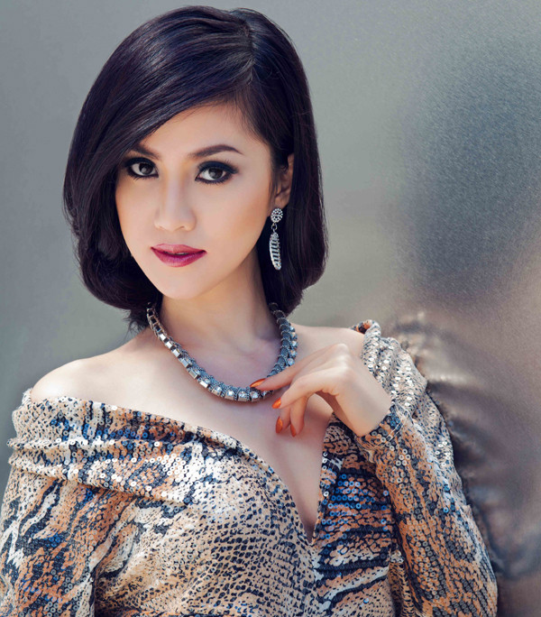  Tristine Trâm Bùi đẹp mê hoặc với váy họa tiết da rắn ảnh 1