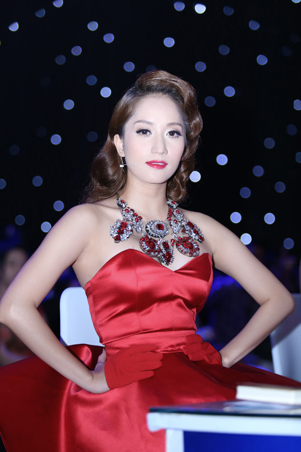 'Thót tim' với váy ngắn cũn của Khánh Thi ảnh 2