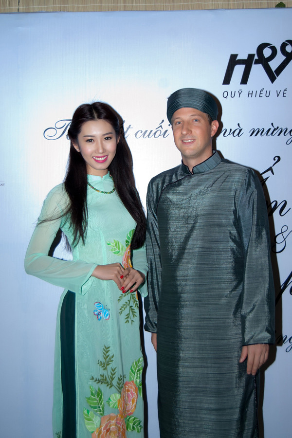 Thúy Nga lộng lẫy với áo dài thêu con công ảnh 7