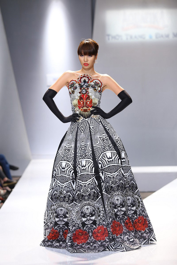 Hà Anh mặc váy họa tiết 'mặt tuồng' độc đáo ảnh 6